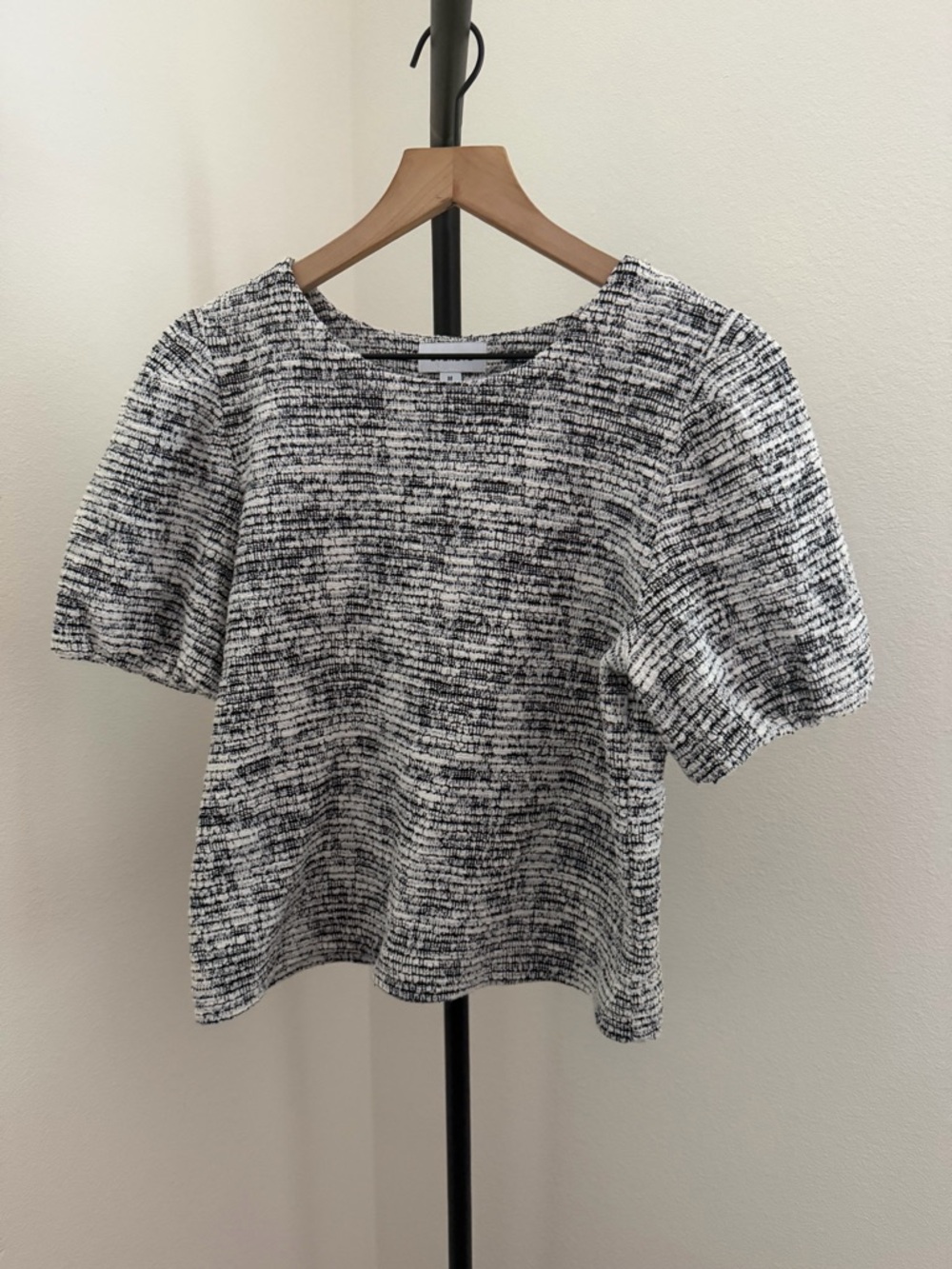 Evereve Cream and Black Textured Short Puff Sleeve Tunic - Picture 4 of 6